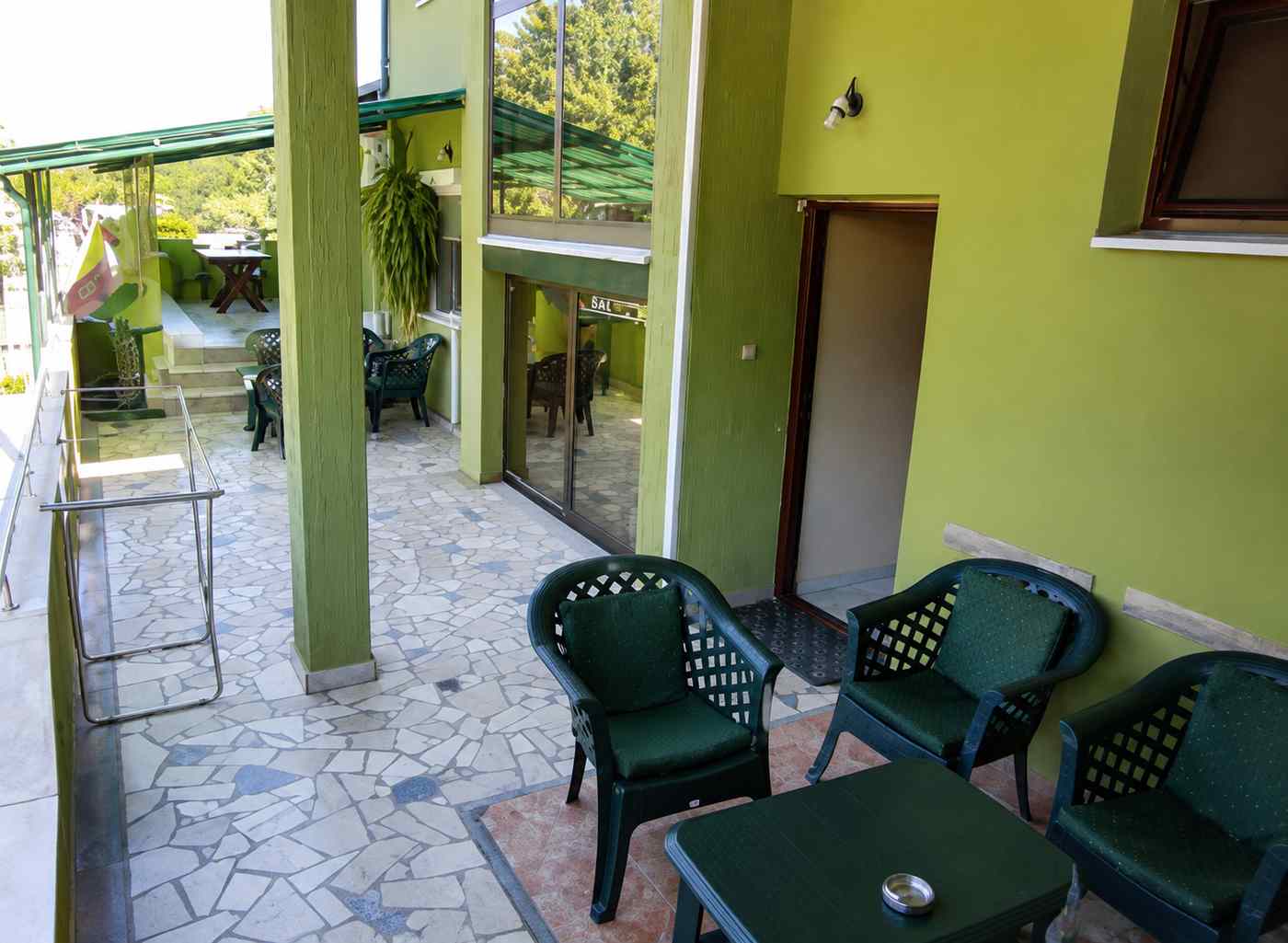 Zajednička terasa Vile Oaze sa baštenskim nameštajem